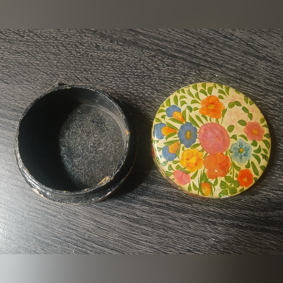 Vintage Floral Hand Painted Lacquered Paper Mache Trinket Box - Picture 8 of 12